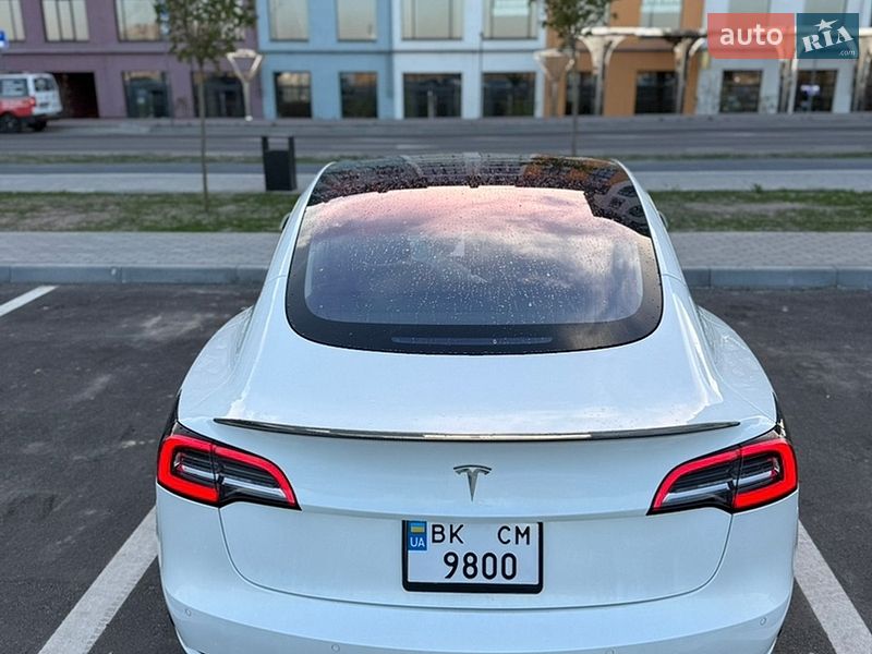 Седан Tesla Model 3 2018 в Ровно