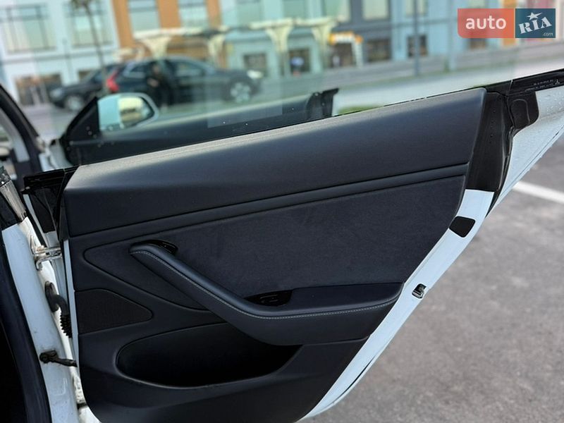 Седан Tesla Model 3 2018 в Ровно