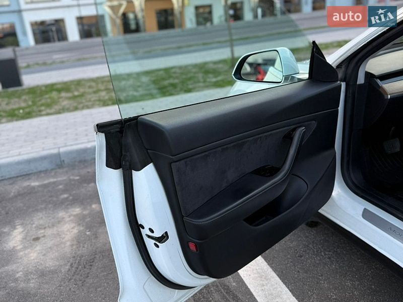 Седан Tesla Model 3 2018 в Ровно
