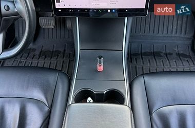 Седан Tesla Model 3 2018 в Ровно