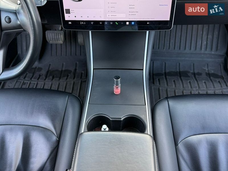 Седан Tesla Model 3 2018 в Ровно