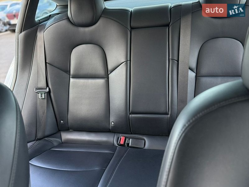 Седан Tesla Model 3 2018 в Ровно