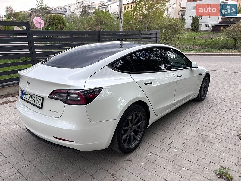 Седан Tesla Model 3 2023 в Львові