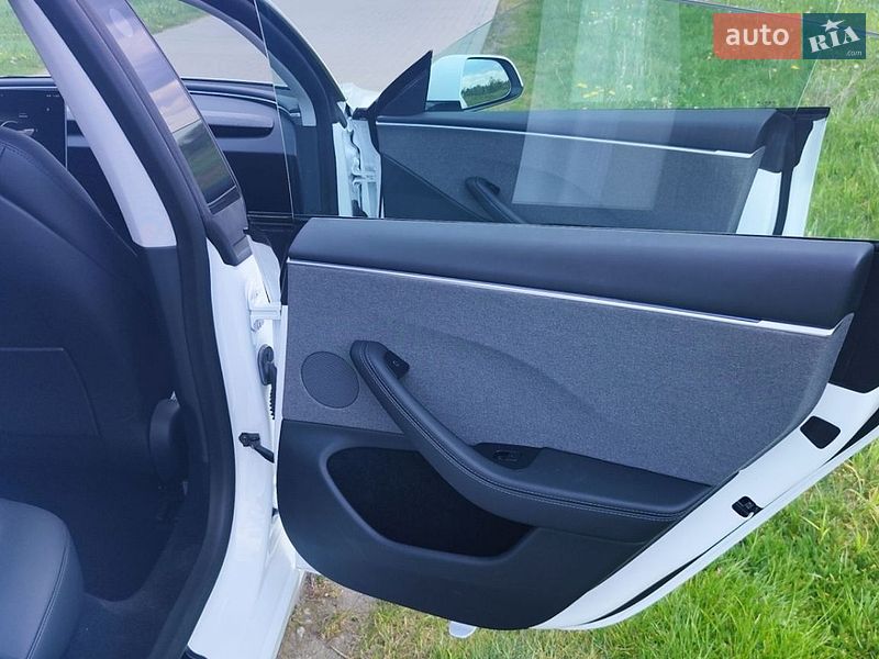 Седан Tesla Model 3 2024 в Стрые