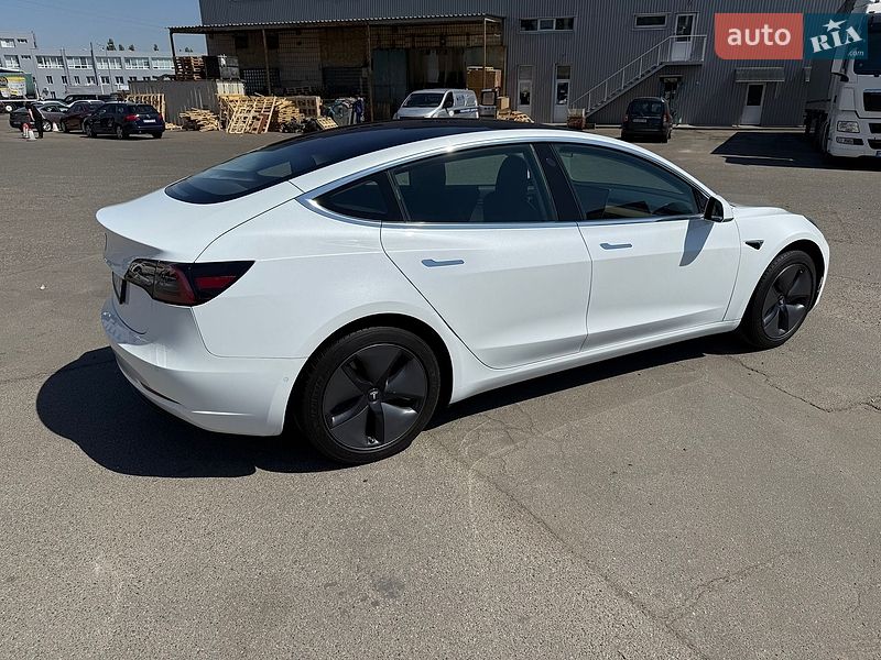 Седан Tesla Model 3 2018 в Києві