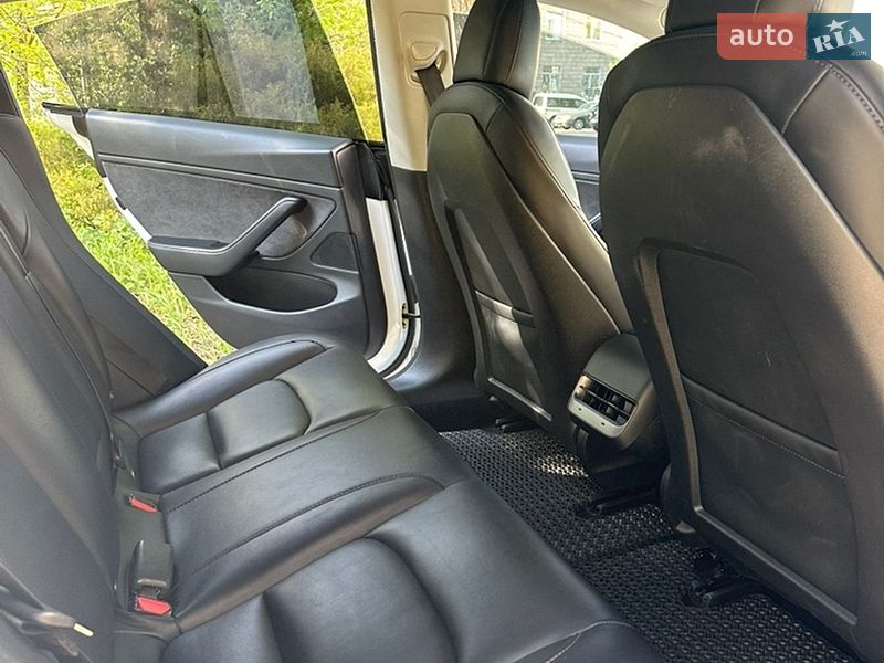 Седан Tesla Model 3 2020 в Ніжині