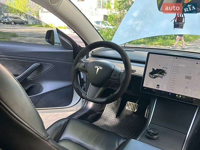 Седан Tesla Model 3 2020 в Ніжині
