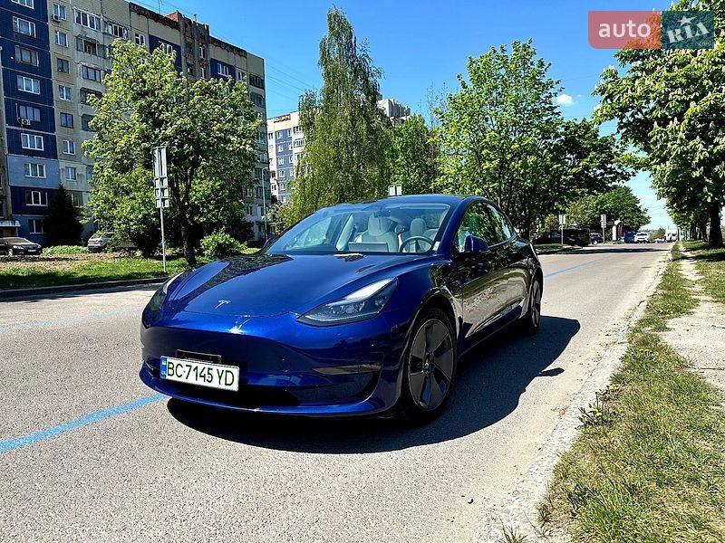 Седан Tesla Model 3 2023 в Львове