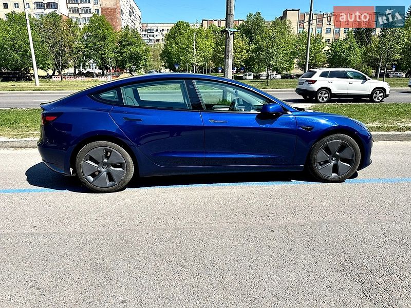Седан Tesla Model 3 2023 в Львове