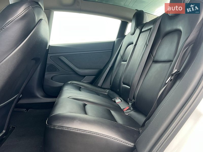 Седан Tesla Model 3 2020 в Львові