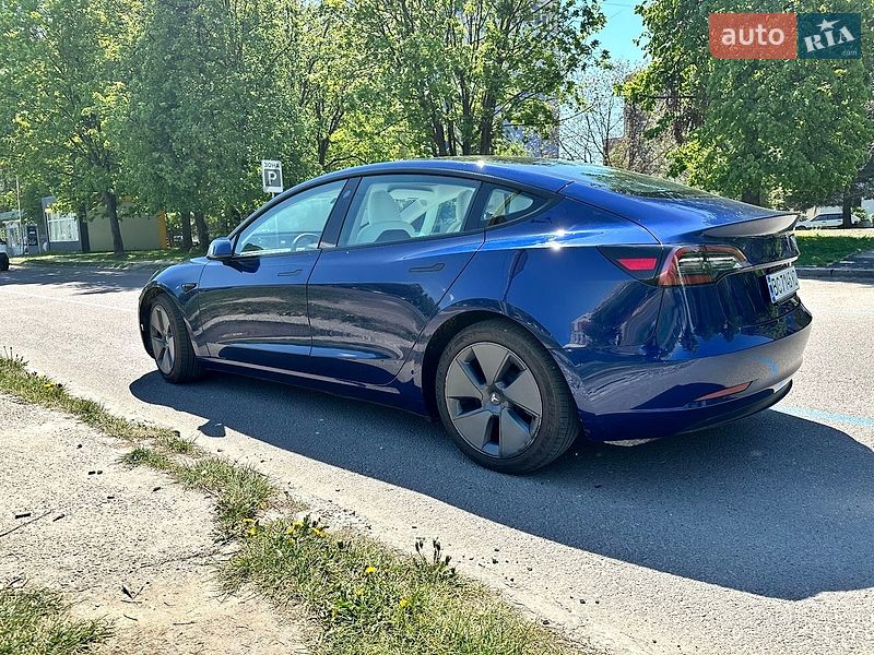 Седан Tesla Model 3 2023 в Львове