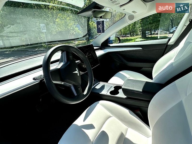 Седан Tesla Model 3 2023 в Львове