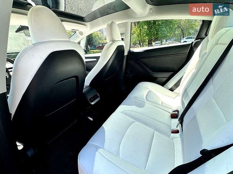 Седан Tesla Model 3 2023 в Львове