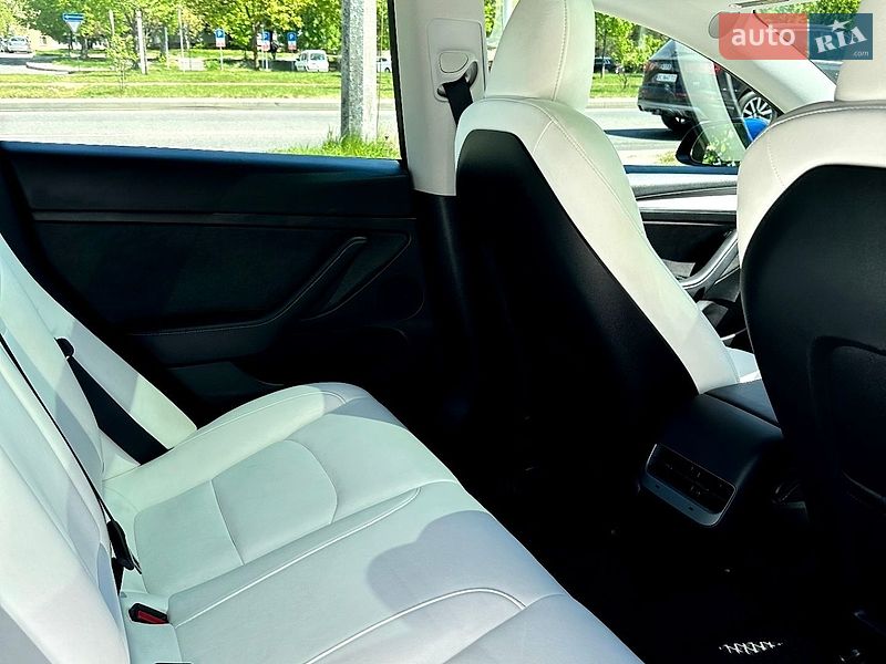 Седан Tesla Model 3 2023 в Львове