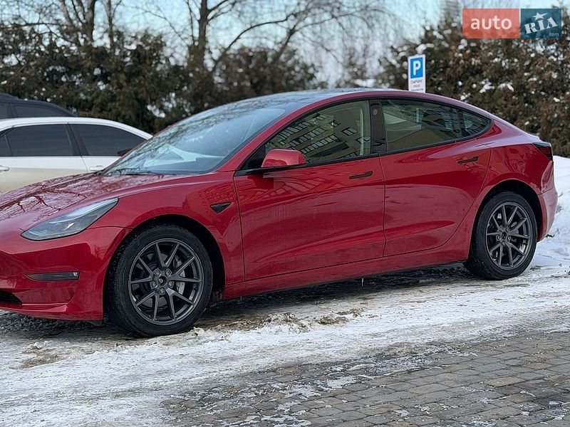 Седан Tesla Model 3 2023 в Львове