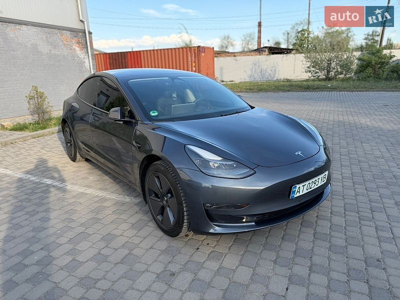 Седан Tesla Model 3 2023 в Івано-Франківську