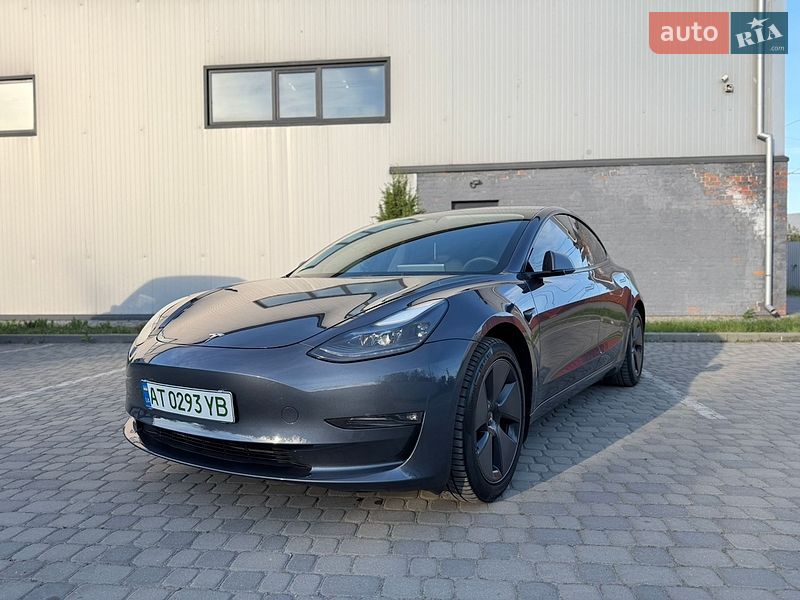 Седан Tesla Model 3 2023 в Івано-Франківську