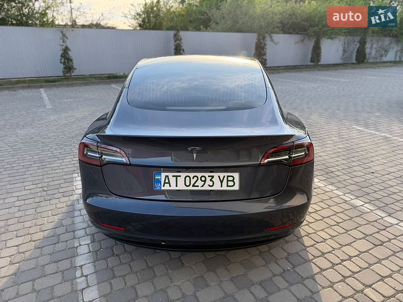 Седан Tesla Model 3 2023 в Івано-Франківську