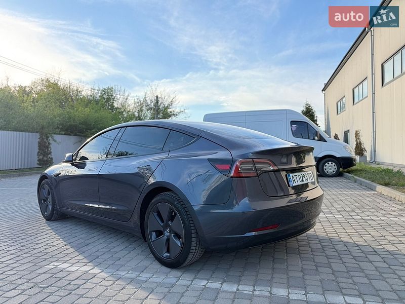 Седан Tesla Model 3 2023 в Івано-Франківську