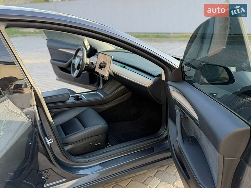 Седан Tesla Model 3 2023 в Івано-Франківську