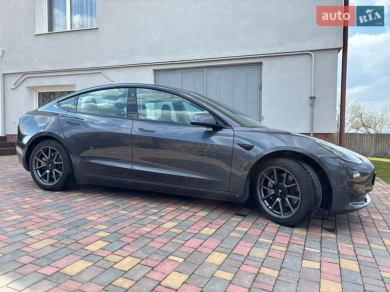 Седан Tesla Model 3 2021 в Львове