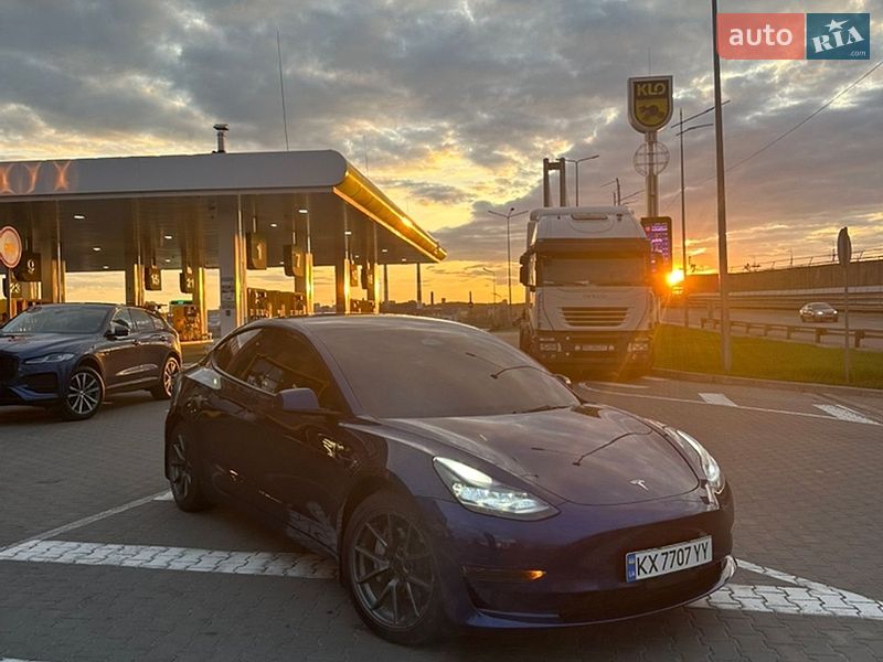 Седан Tesla Model 3 2023 в Харкові