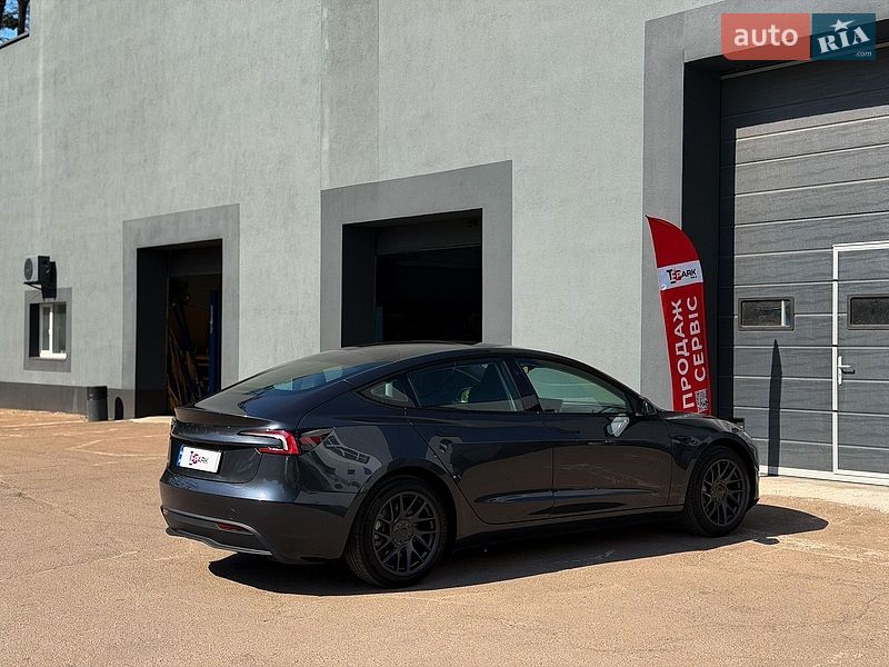 Седан Tesla Model 3 2025 в Киеве