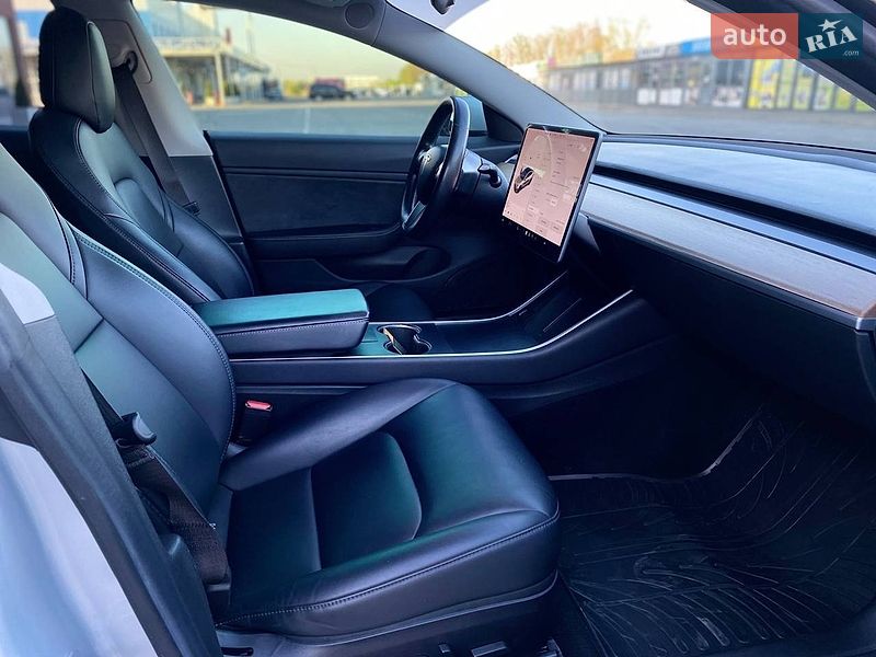 Седан Tesla Model 3 2018 в Києві