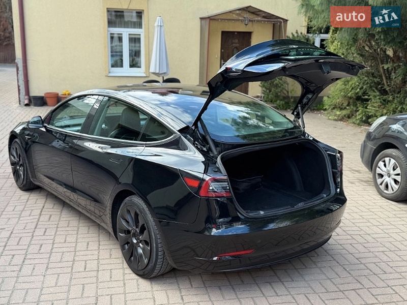 Седан Tesla Model 3 2019 в Львове