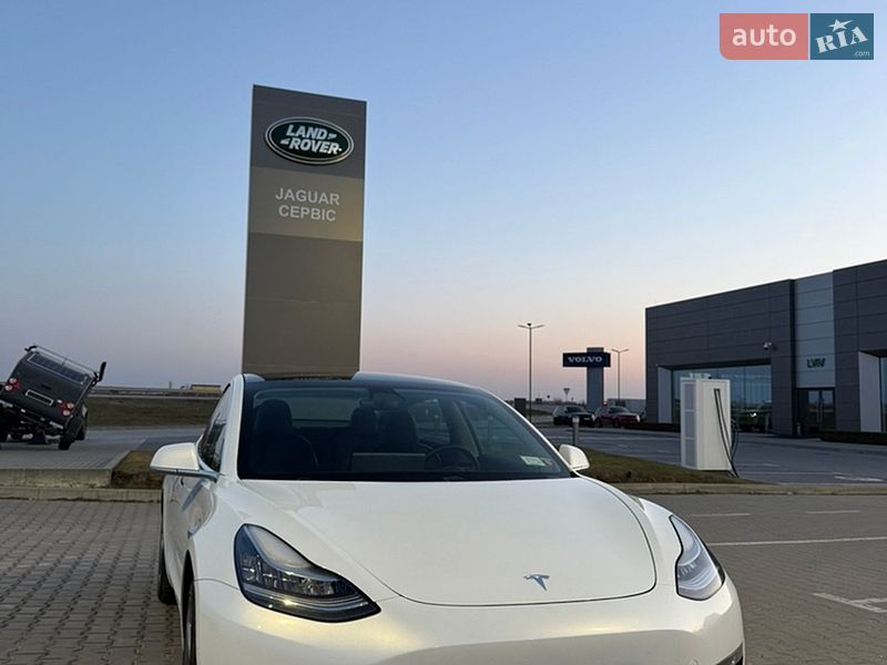 Седан Tesla Model 3 2019 в Львові
