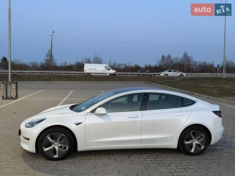 Седан Tesla Model 3 2019 в Львові