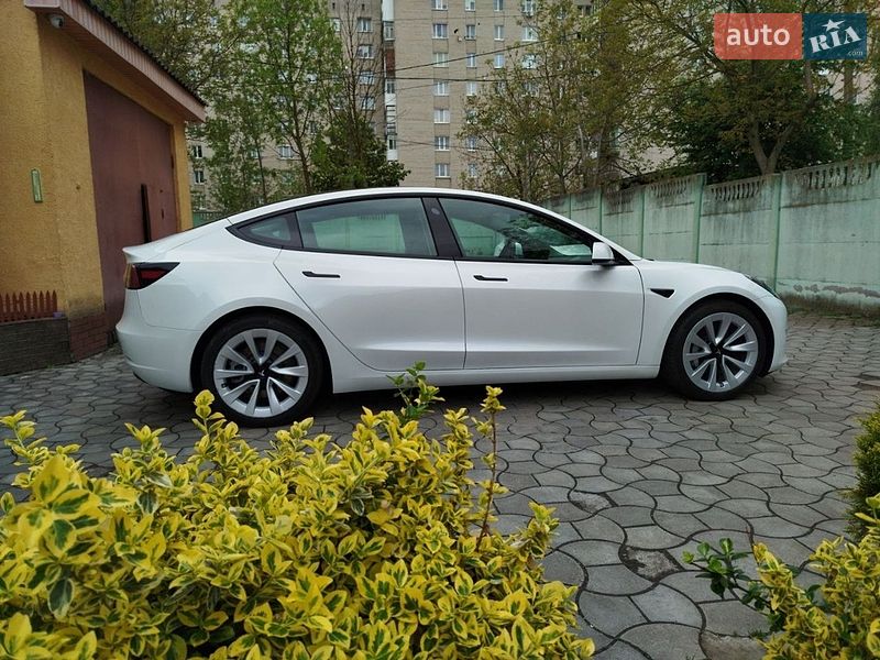 Седан Tesla Model 3 2023 в Луцке