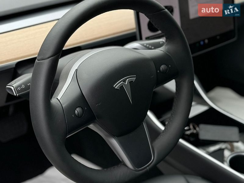 Седан Tesla Model 3 2019 в Дубні