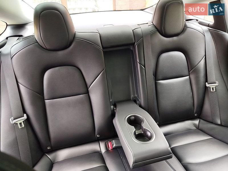 Седан Tesla Model 3 2023 в Луцке