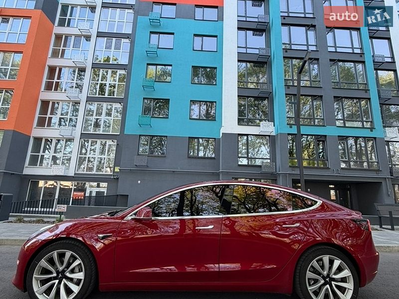 Седан Tesla Model 3 2018 в Чернігові