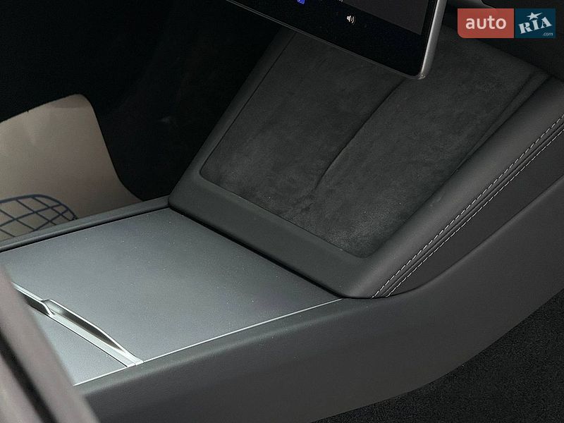 Седан Tesla Model 3 2024 в Черновцах