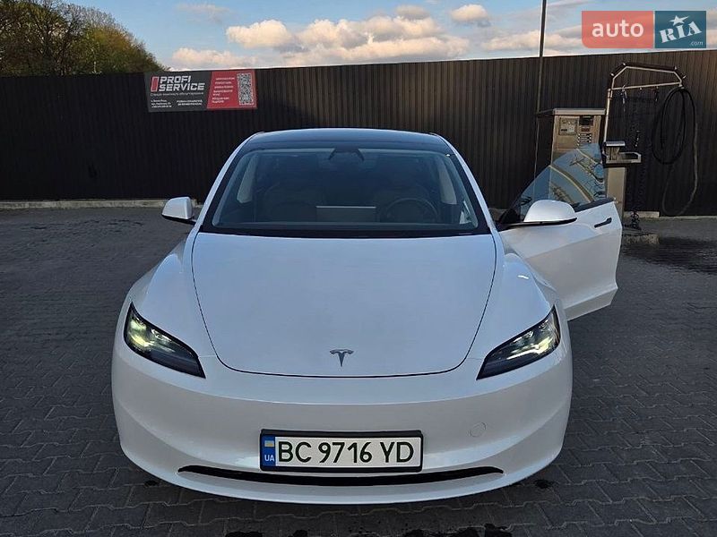 Седан Tesla Model 3 2024 в Львове