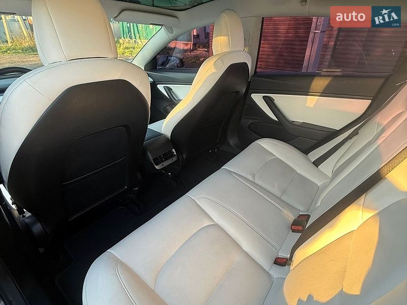 Седан Tesla Model 3 2018 в Дрогобыче