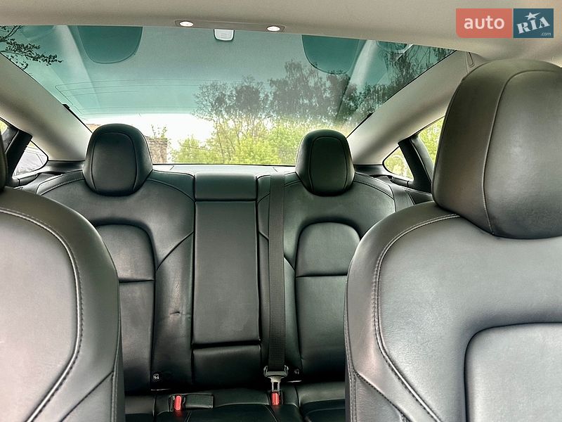 Седан Tesla Model 3 2021 в Виннице
