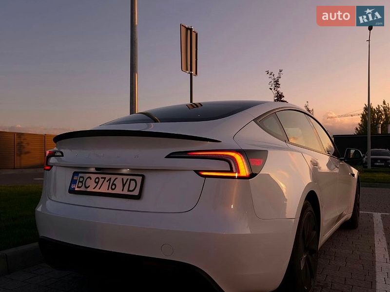 Седан Tesla Model 3 2024 в Львове