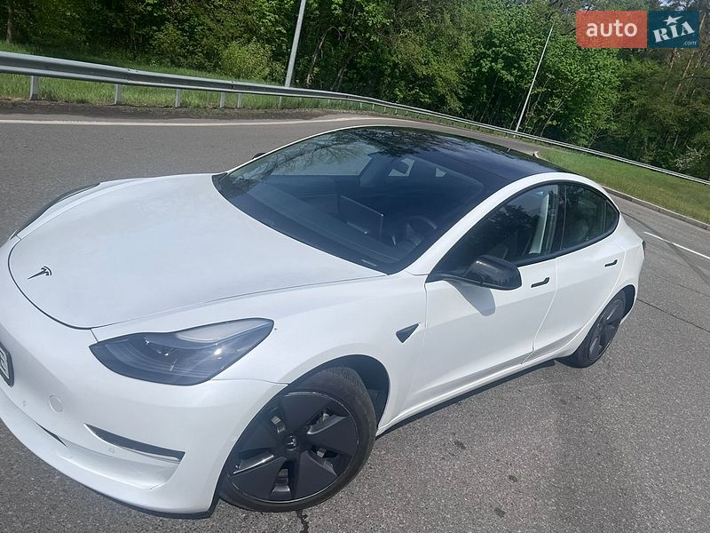 Седан Tesla Model 3 2021 в Киеве
