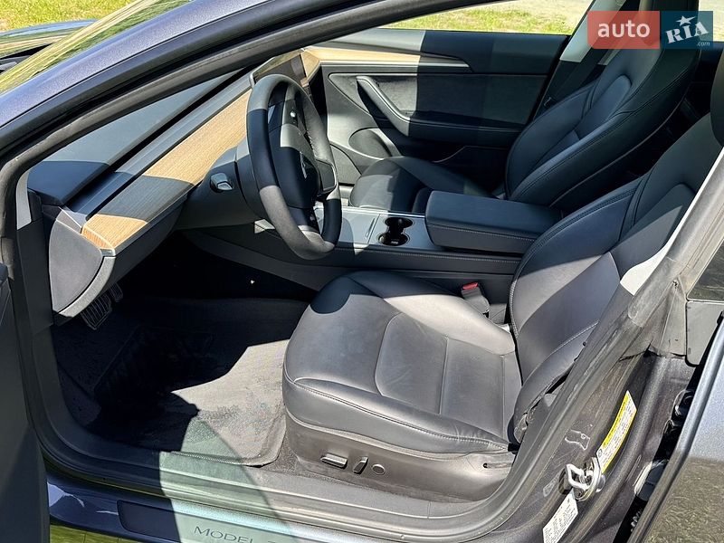 Седан Tesla Model 3 2023 в Днепре