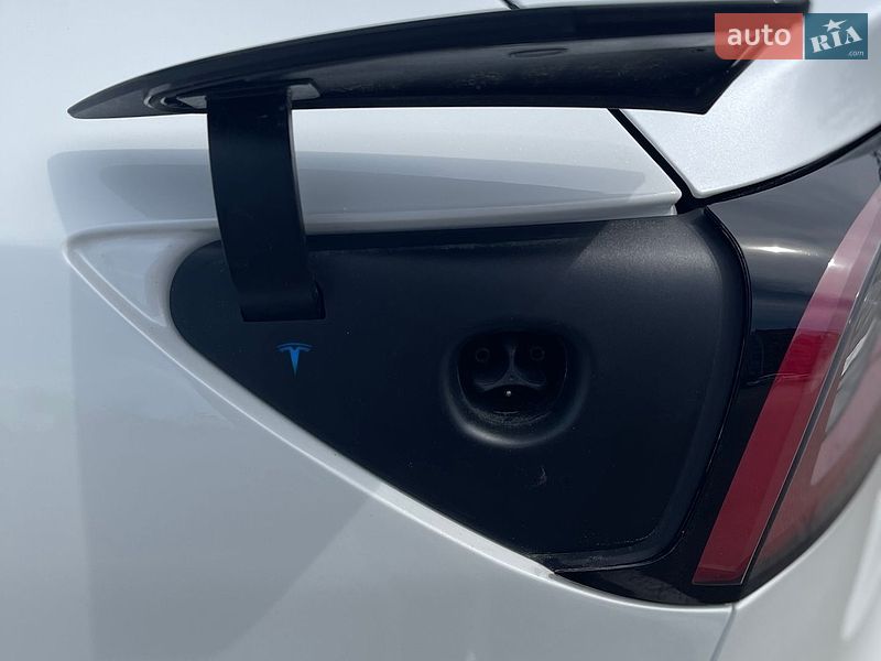 Седан Tesla Model 3 2022 в Киеве
