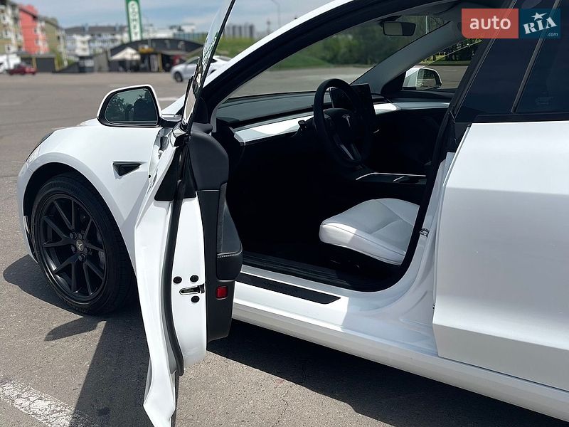 Седан Tesla Model 3 2022 в Киеве