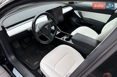 Седан Tesla Model 3 2019 в Дубні