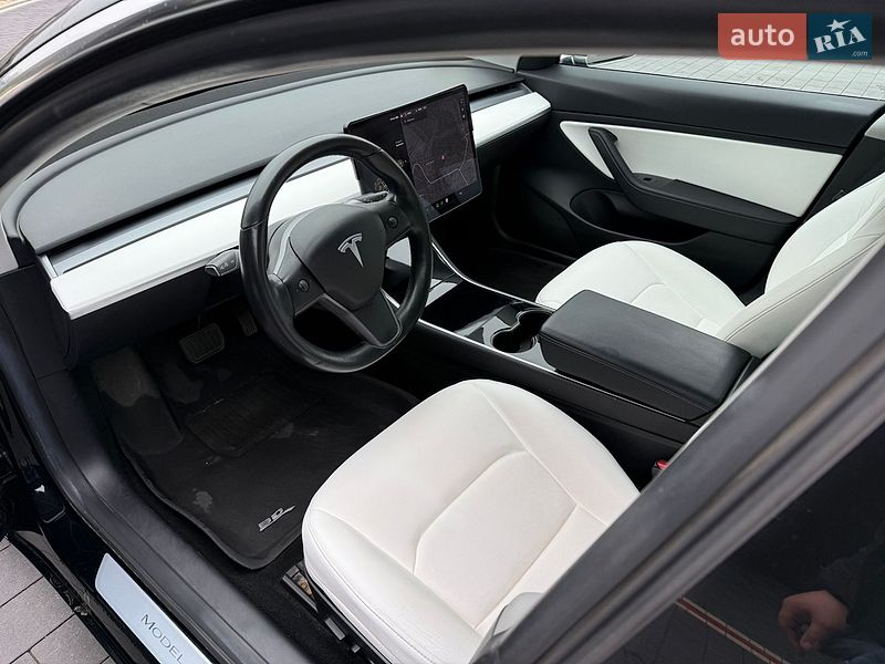 Седан Tesla Model 3 2019 в Дубні