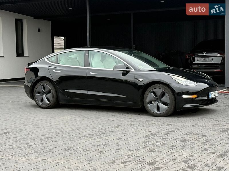 Седан Tesla Model 3 2019 в Дубні