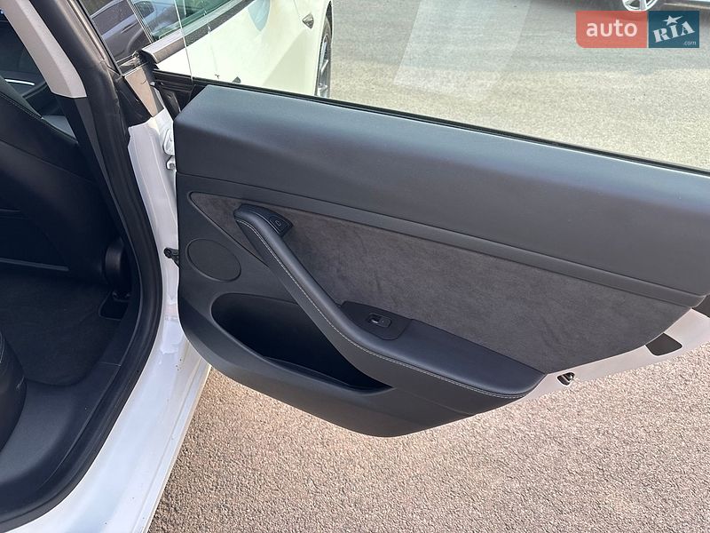 Седан Tesla Model 3 2022 в Черкассах