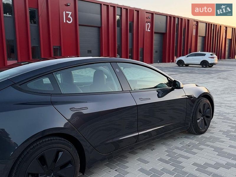Седан Tesla Model 3 2024 в Львове