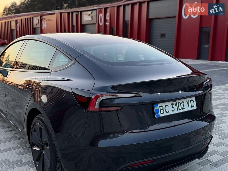 Седан Tesla Model 3 2024 в Львове